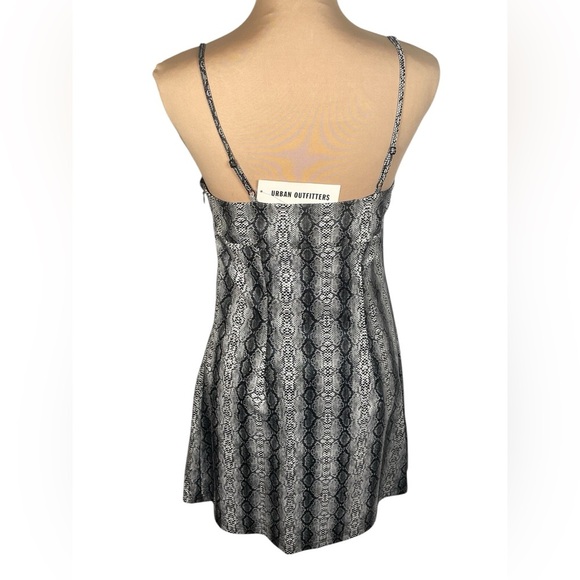 URBAN OUTFITTERS ~Black and White Snake‎ Print Mini Dress NWT Medium - Picture 2 of 9